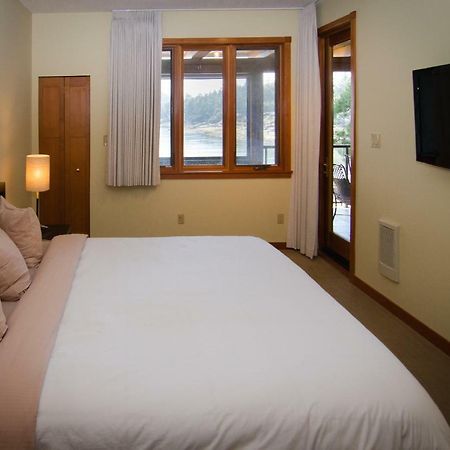 Galiano Oceanfront Inn & Spa Sturdies Bay ภายนอก รูปภาพ