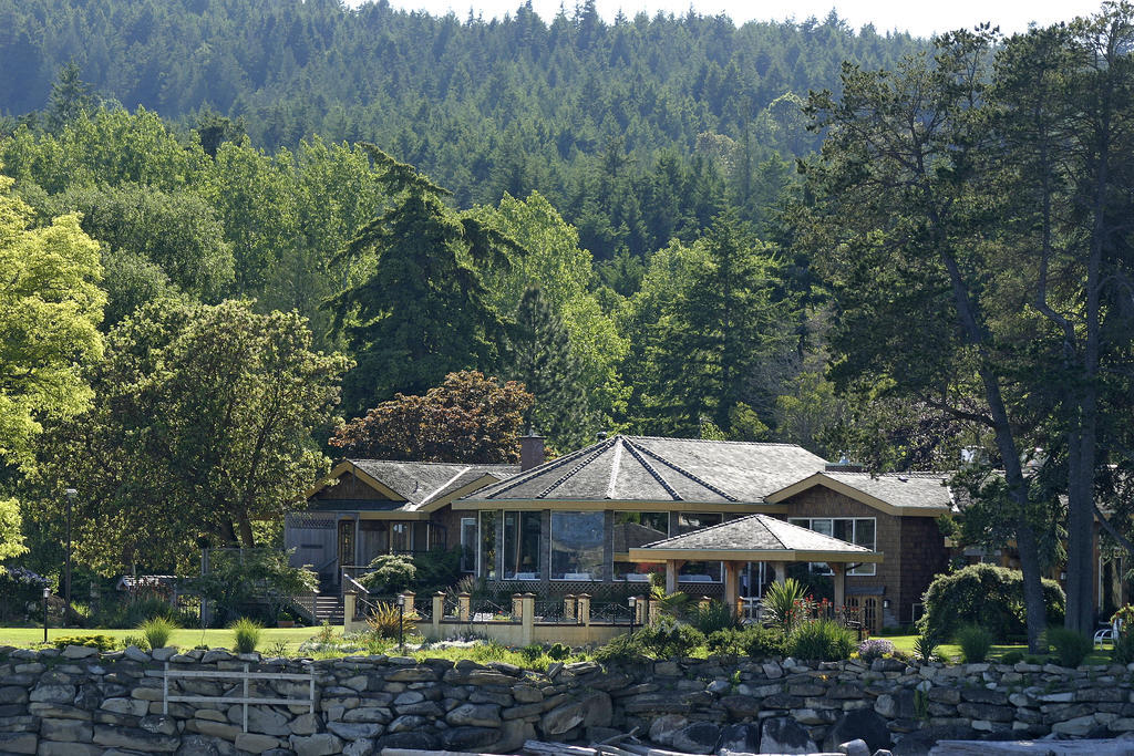 Galiano Oceanfront Inn & Spa Sturdies Bay ภายนอก รูปภาพ