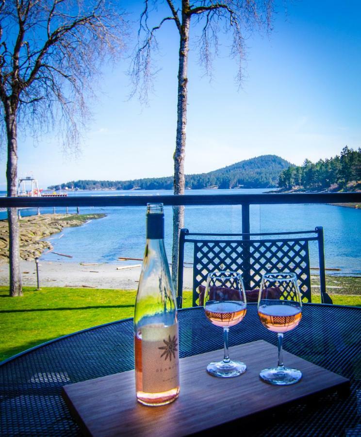 Galiano Oceanfront Inn & Spa Sturdies Bay ภายนอก รูปภาพ